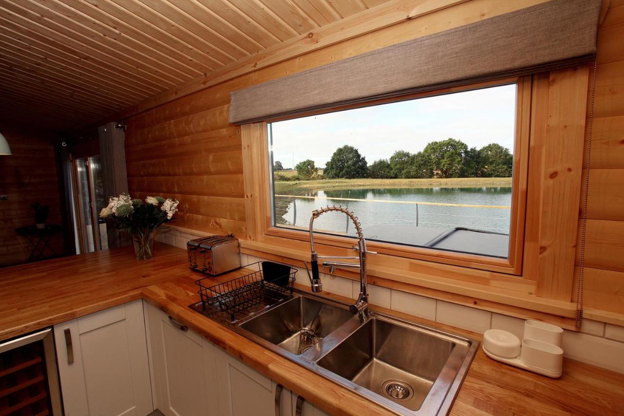 Cambridgeshire Lakes - Luxury Lodges In A Stunning Lake Location Gamlingay Екстериор снимка
